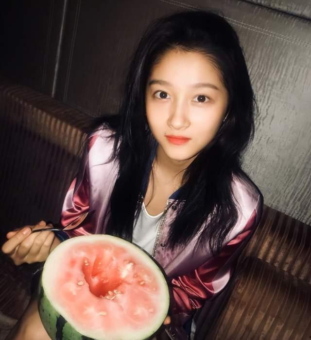 网友现场吃瓜图片,网友热议幕后真相