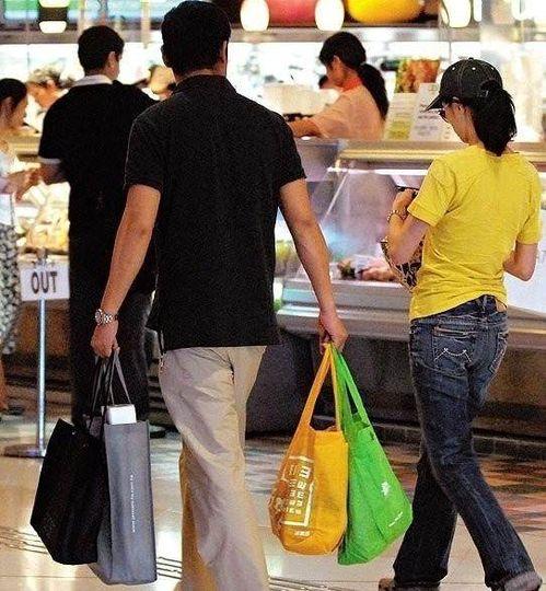 刘青云郭蔼明吃瓜,吃瓜群众直呼太有爱