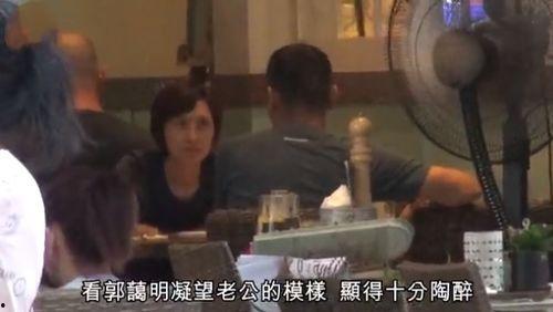 刘青云郭蔼明吃瓜,吃瓜群众直呼太有爱