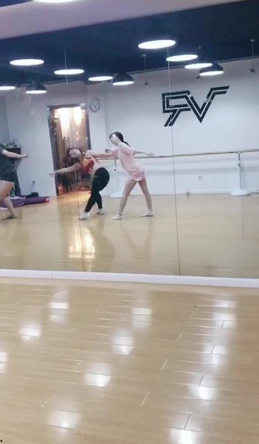 跳舞的吃瓜,一场别开生面的舞蹈盛宴