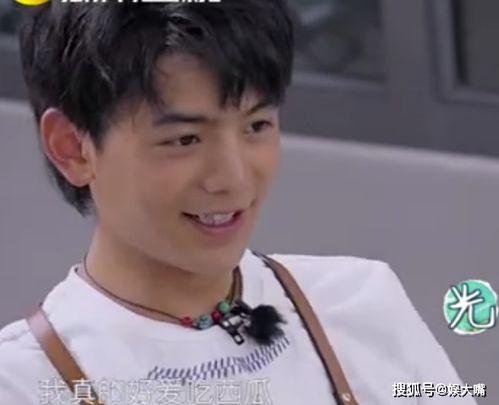 黄小明吃瓜大笑,揭秘娱乐圈幕后趣闻