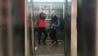 电梯吃瓜搞笑视频