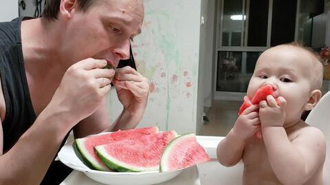 小孩抢瓜吃  第2张